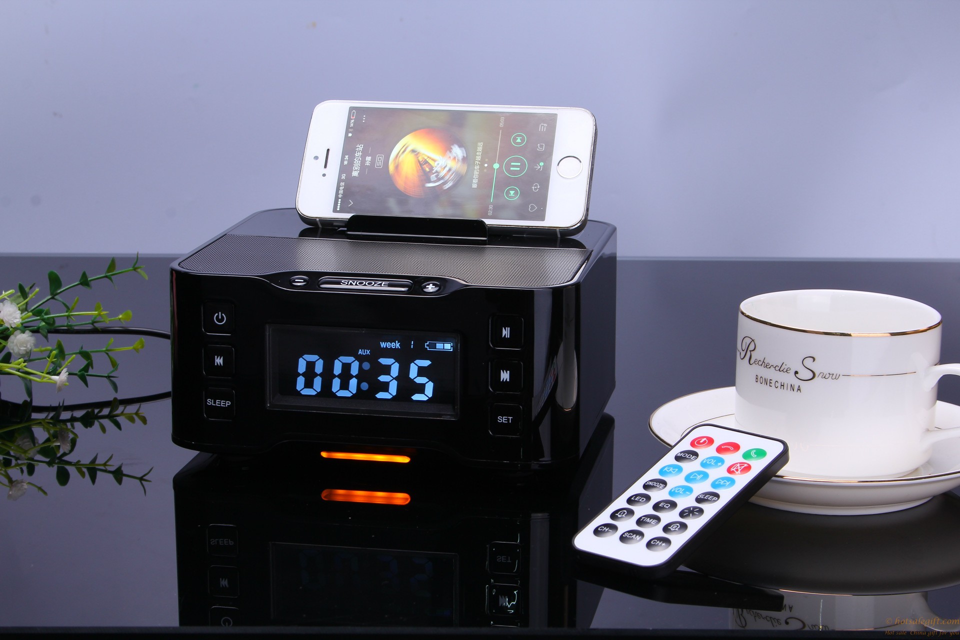 hotsalegift design nfc smart bluetooth speaker supporting iphone samsung lg htc charging playing music 2